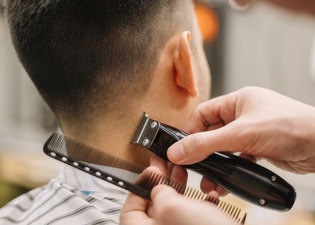 Foto vista de primer plano del hombre cortarse el pelo