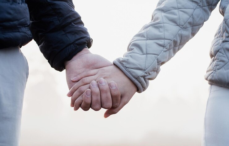 Vista en primer plano de una pareja joven tomándose de la mano en la naturaleza Un hombre y una mujer se toman de la mano