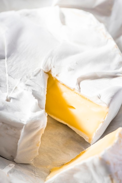 Vista de primer plano en rodajas de queso camembert
