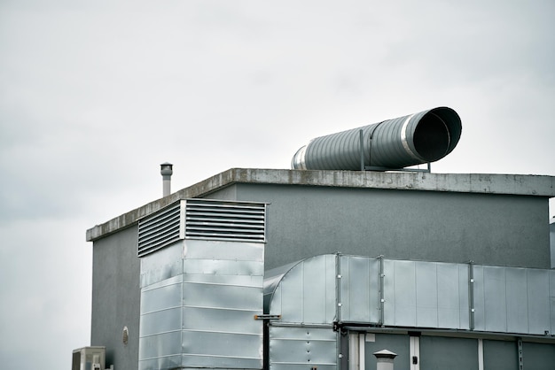 Vista de primer plano del sistema de ventilación comercial HVAC en la azotea Sistema de aire acondicionado en la azotea del edificio Compresor de aire acondicionado en la azotea Solución de calefacción sostenible
