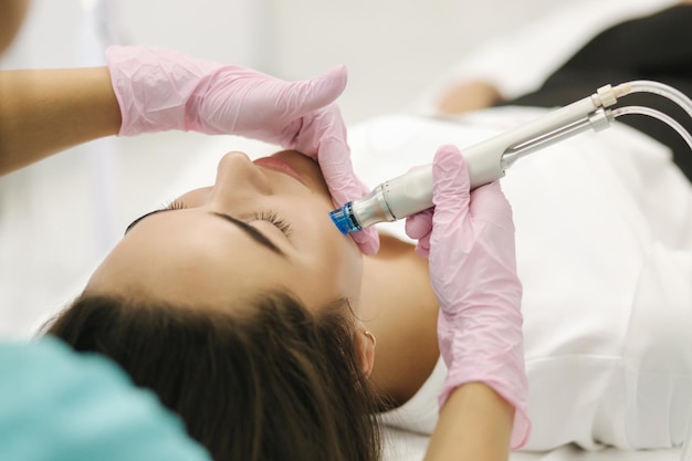 Vista en primera persona de la cosmetóloga que realiza un procedimiento de belleza en la clínica de cosmetología