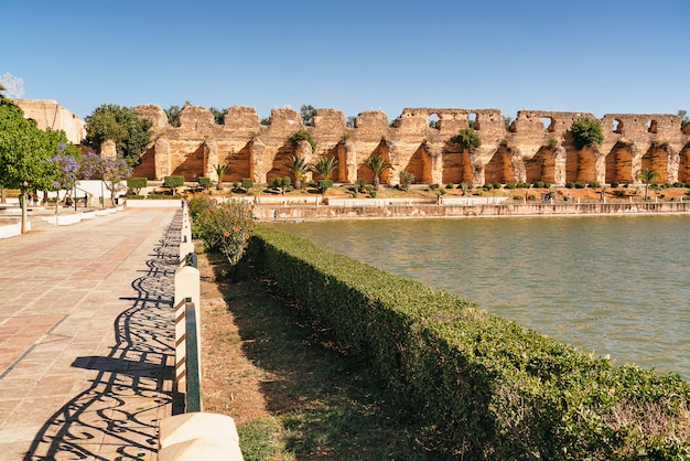 Vista principal de la plaza del palacio real en Meknes, Marruecos