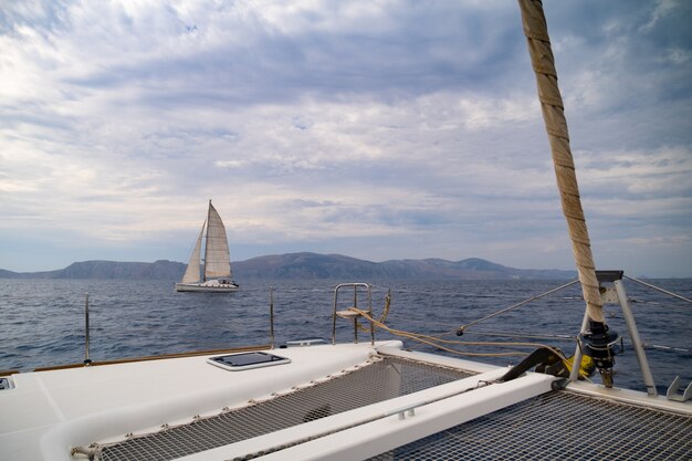 Vista desde la proa del yate catamarán navegando por mar grecia europa