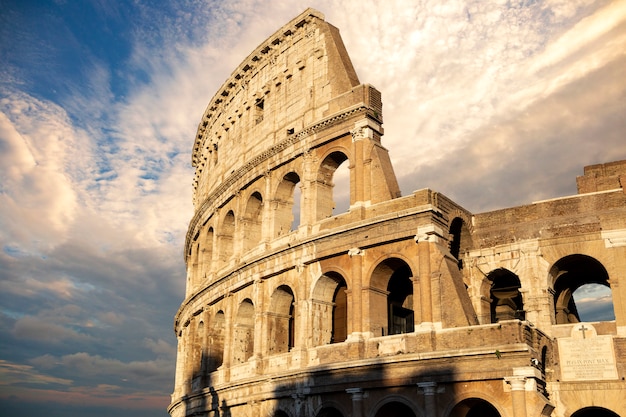 Vista próxima do Coliseu de Roma