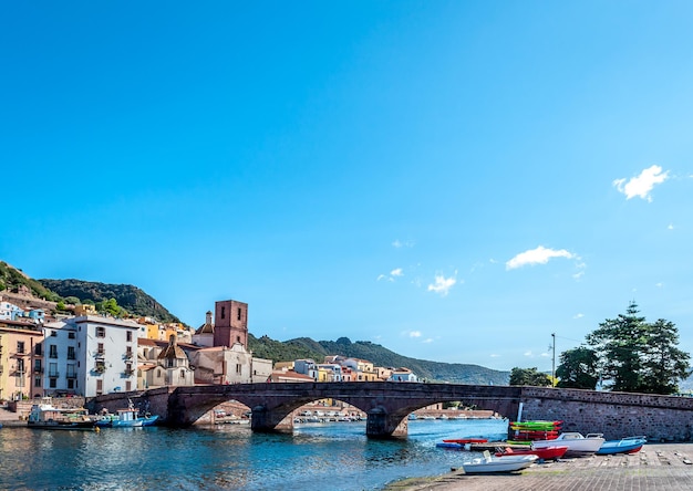 Vista del pueblo antiguo en un río