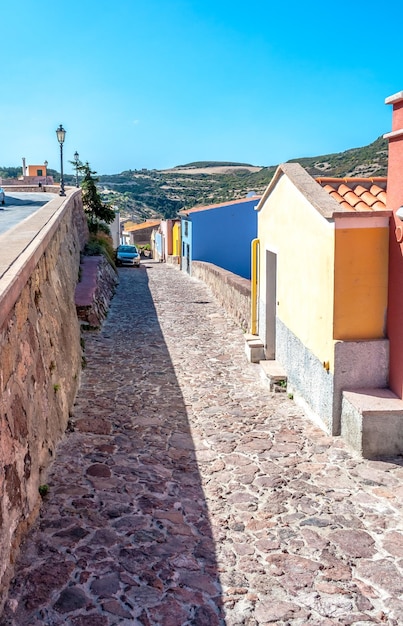 Vista del pueblo antiguo en un río