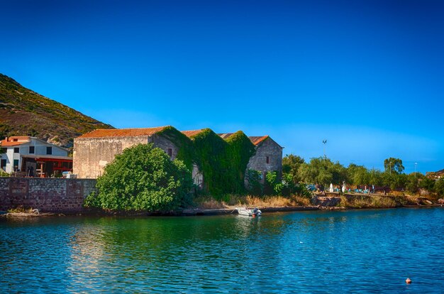 Vista del pueblo antiguo en un río