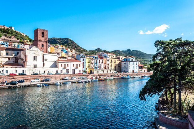 Vista del pueblo antiguo en un río