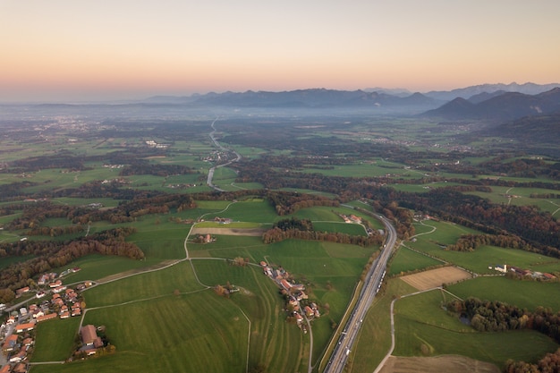 Vista de un pueblo entre campos verdes