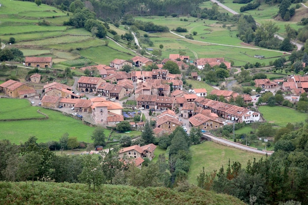 Vista del pueblo de Carmona en Cantabria, ESPAÑA