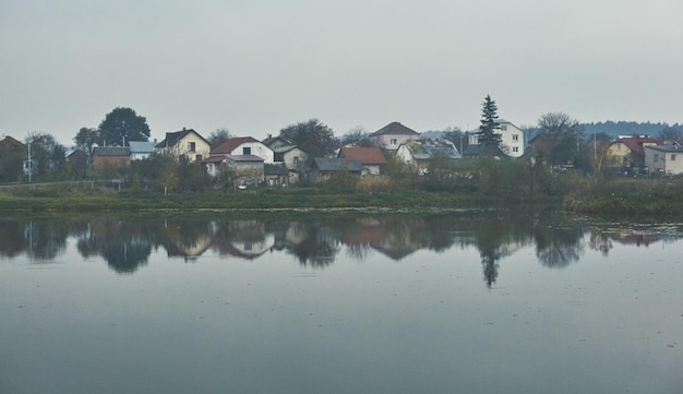 Vista del pueblo cerca del lago en el oeste de Ucrania