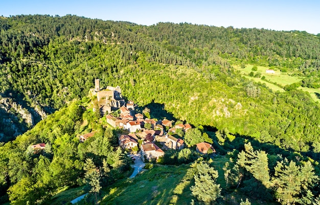 Vista del pueblo de Chalencon con su castillo. Haute-Loire, Francia