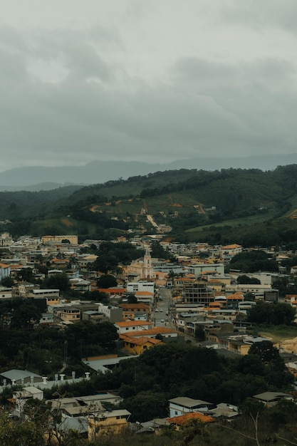 Una vista de un pueblo desde las colinas