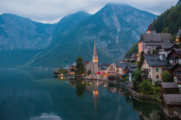 Vista del pueblo de Hallstatt con lago. Belleza lejana Rocas alpinas y cielo azul. Día de verano en la ciudad de Hallstatt, Austria, Europa