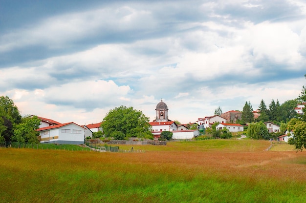 Una vista de un pueblo con una iglesia al fondo