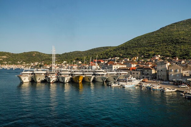 La vista del pueblo de la isla vis croacia desde el mar durante un brillante día de verano