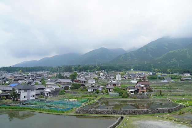 Vista del pueblo en Japón en un día de niebla