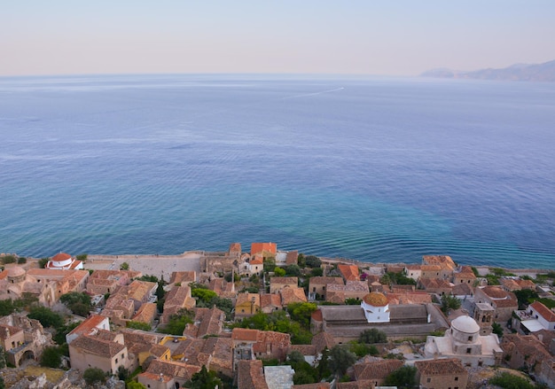 Vista del pueblo de Monemvasia desde la fortaleza bizantina en el Peloponeso en Grecia al atardecer