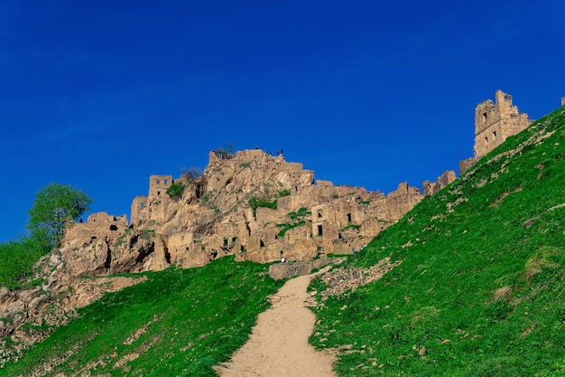 Vista del pueblo de montaña abandonado de Gamsutl en la ladera de la montaña