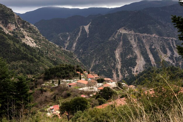 Vista de un pueblo de montaña en un día de invierno Nafpaktia Grecia occidental