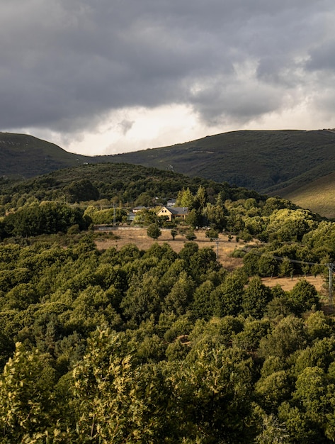 Vista de un pueblo en las montañas