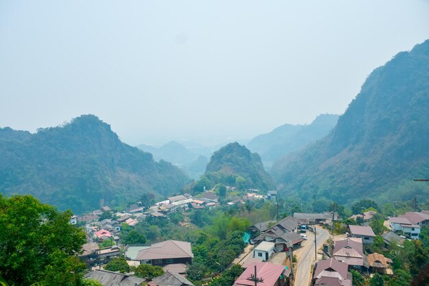 Una vista de un pueblo en las montañas.