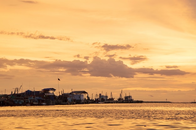 Vista del pueblo de pescadores con cielo al atardecer