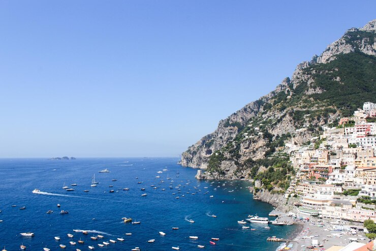 Vista del pueblo de Positano a lo largo de la costa de Amalfi en Italia en verano