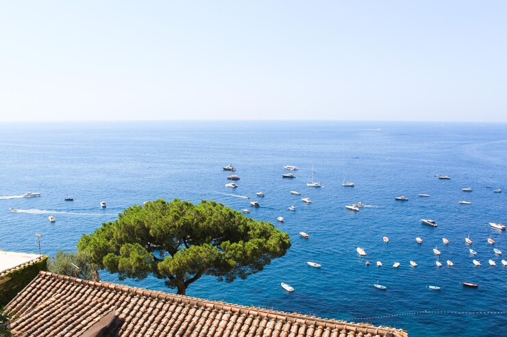 Vista del pueblo de Positano a lo largo de la costa de Amalfi en Italia en verano