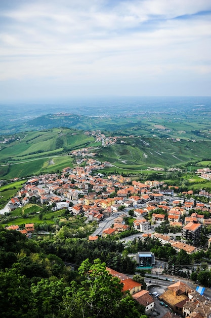 Foto una vista del pueblo de san giusto