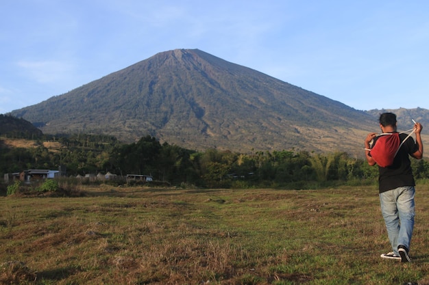 Vista del pueblo Sembalun de Lombok Monte Rinjani las colinas de Sembalun Lombok
