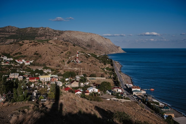 Vista del pueblo turístico de Morskoye en la costa del Mar Negro en Crimea en verano