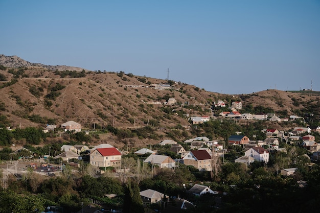 Vista del pueblo turístico de Morskoye en la costa del Mar Negro