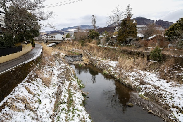 Vista del pueblo de Yufuin del paisaje en el invierno después de la caída de la nieve