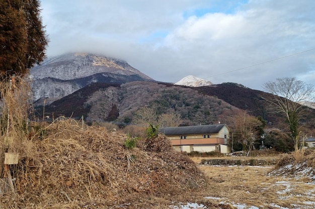 Vista del pueblo de Yufuin del paisaje en el invierno después de la caída de la nieve