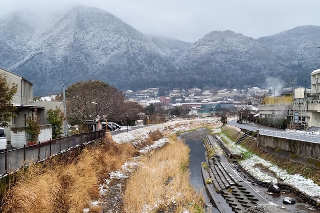 Vista del pueblo de Yufuin del paisaje en el invierno después de la caída de la nieve