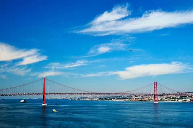 Vista del puente de abril lisboa portugal