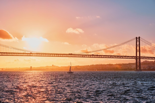 Vista del puente de abril sobre el río tajo al atardecer lisboa portugal