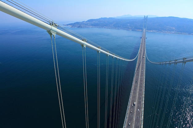 Vista del puente Akashi Kaikyo sobre Awaji desde arriba