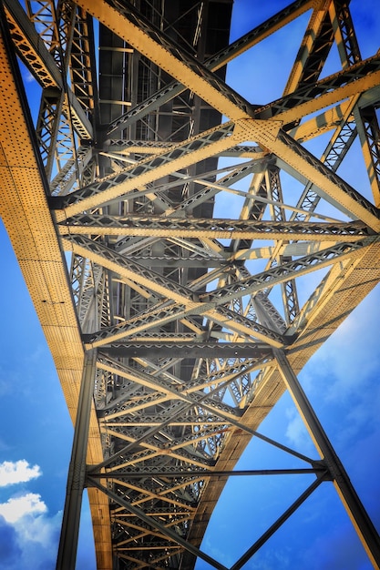 Foto vista del puente desde un ángulo bajo