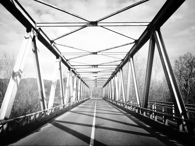 Foto vista del puente desde un ángulo bajo