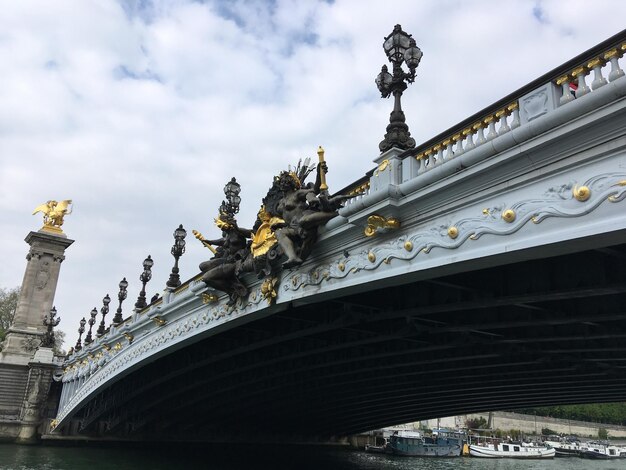 Foto vista del puente desde un ángulo bajo