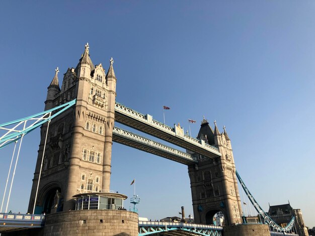 Foto vista del puente desde un ángulo bajo