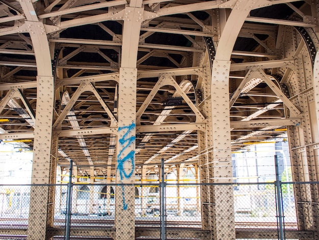 Foto vista del puente desde un ángulo bajo