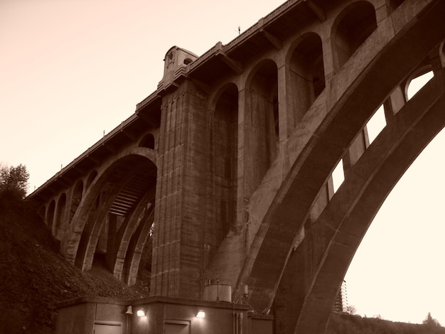 Foto vista del puente desde un ángulo bajo