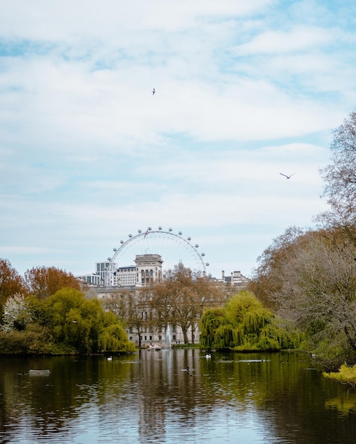 Foto vista del puente de arco sobre el río contra el cielo