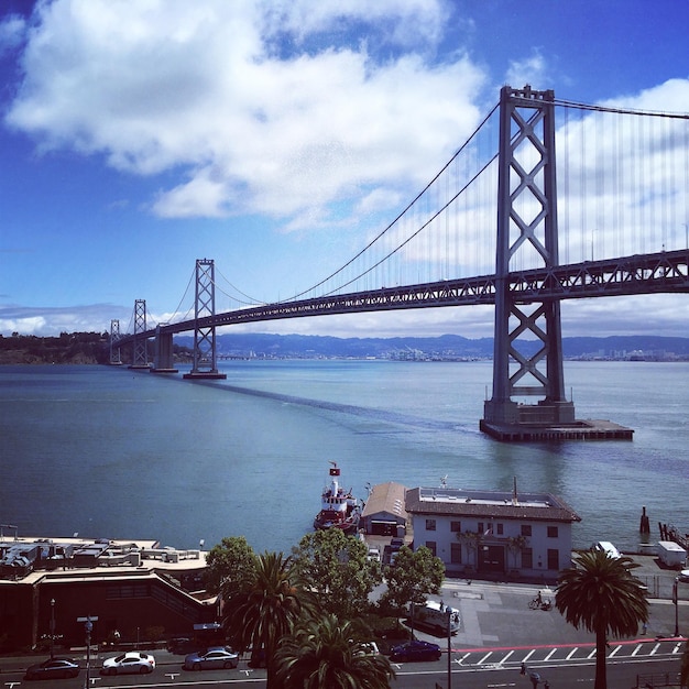 Foto vista del puente de la bahía sobre el río