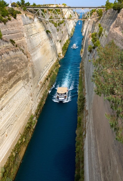 Vista desde el puente a los barcos y Vista desde el puente a los barcos y yates que pasan por el Canal de Corinto desde un día soleado en el Peloponeso en Grecia