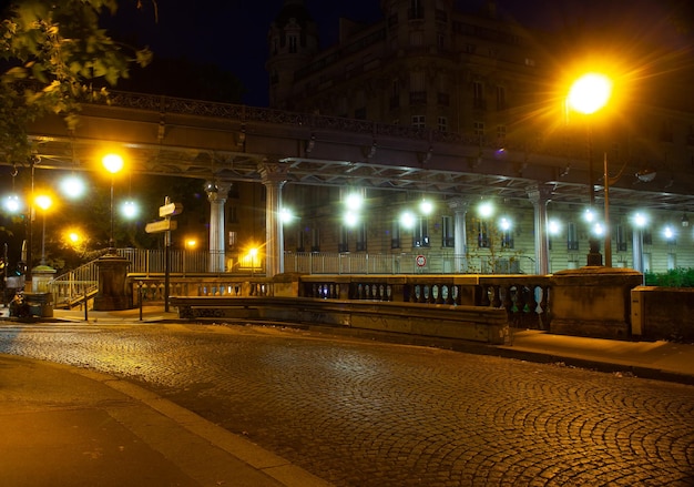 Vista del puente BirHakeim llamado Pont de Passy en la noche París