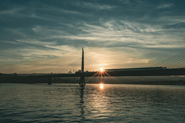 Vista del puente del Bósforo de Estambul al atardecer Estambul Turquía